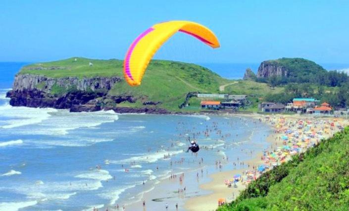Kitnet S1 Em Torres-Rs - Na Mais Bela Praia Gaucha - Cozinha - Banheiro - Ar Condicionado - Tv E Wi-Fi - Estacionamento - Anfitria Superhost No Bnb Εξωτερικό φωτογραφία